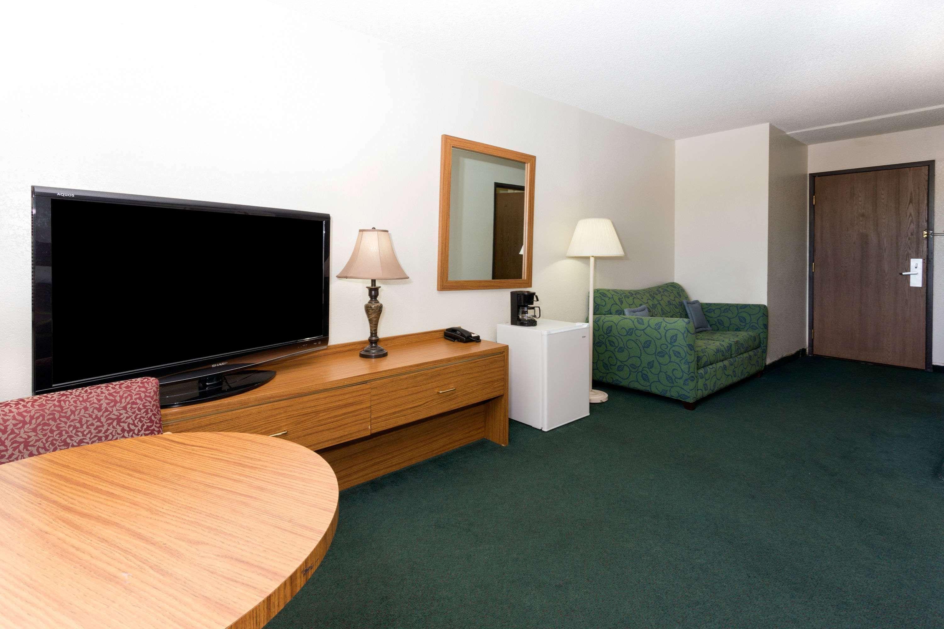 Cimarron Hills Super 8 By Wyndham Colorado Springs Peterson Space Force מראה חיצוני תמונה